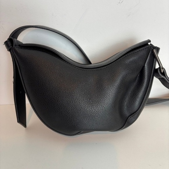 Handbags - Elegant Black Leather Shoulder Bag